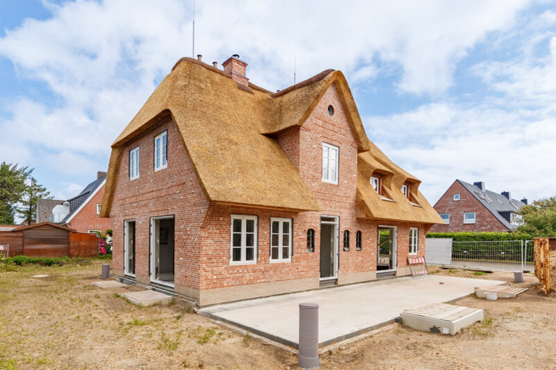 Neubau eines reetgedeckten Hauses mit 2 Einheiten 
und Weitblick über die Wiesen (HT1/ West) 25996 Wenningstedt, Doppelhaushälfte