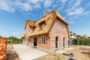 Neubau eines reetgedeckten Hauses mit 2 Einheiten 
und Weitblick über die Wiesen (HT1/ West) - BILD