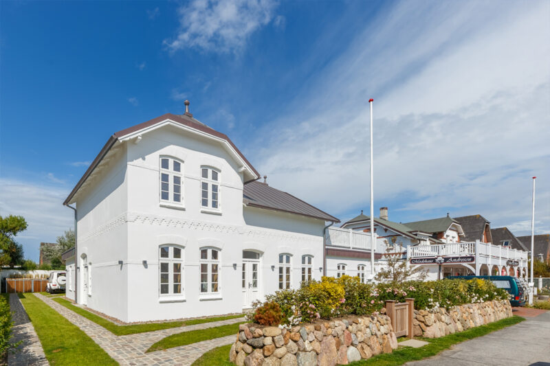 Schicke Bäderstilvilla von 1920 in bester Strandlage von Wenningstedt aufgeteilt in 3 Einheiten 25996 Wenningstedt, Villa