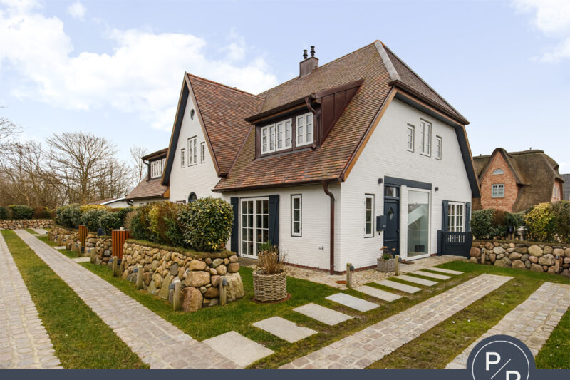 Exklusive Neubau mit zwei Ferienwohnungen und einer Dauerwohnung 25996 Wenningstedt-Braderup (Sylt), Mehrfamilienhaus
