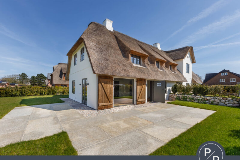 Neubau unter Reet: Hausteil (West) direkt an den Feldern in Morsum (Wohnen) 25980 Sylt, Doppelhaushälfte