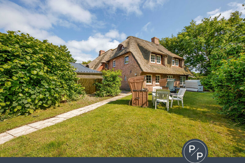 Großzügiges Ensemble unter Reet nahe der Braderuper Heide 25996 Wenningstedt / Braderup, Mehrfamilienhaus