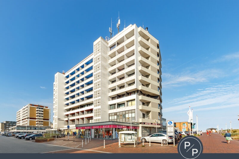 Eigentumswohnung mit zwei Balkonen, kleinem Meerblick und Tiefgaragenstellplatz 25980 Sylt, Etagenwohnung