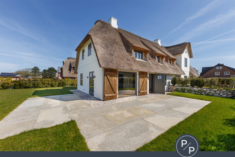 Neubau unter Reet: Hausteil (West) direkt an den Feldern in Morsum (Wohnen) 25980 Sylt, Doppelhaushälfte