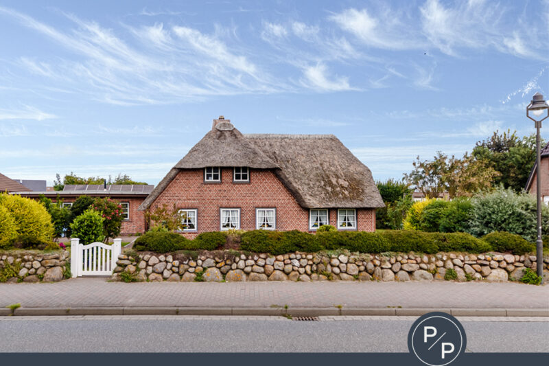 Schönes Reetdachhaus mit Nebengebäude und Garage auf großem Grundstück in Tinnum 25980 Sylt, Einfamilienhaus